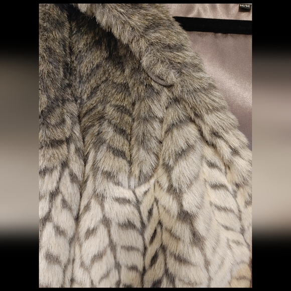 Faux Fur jacket with hood - Picture 5 of 13